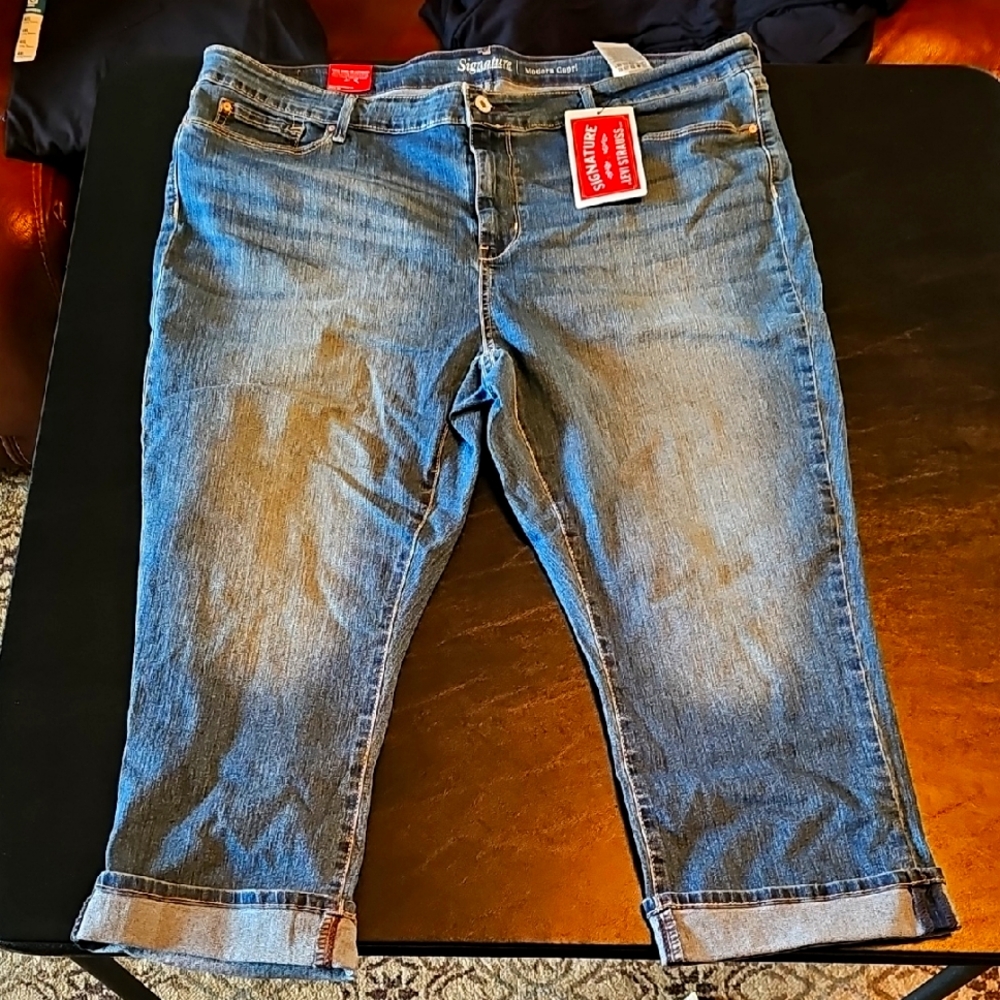 Womens Levis Capris Size 22 NWT